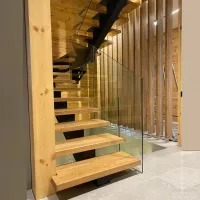 П-образная лестница с забегом МК Glass Black