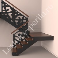 П-образная лестница с резным ограждением