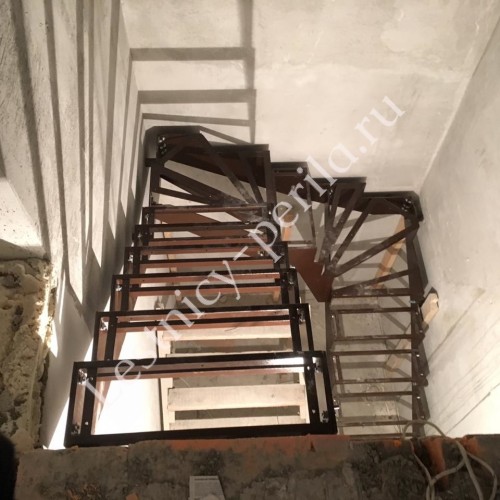 Металлокаркас для лестницы п-образный с забегом КО-5