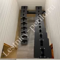 Металлический каркас на монокосоуре для П-образной лестницы с площадкой МК4