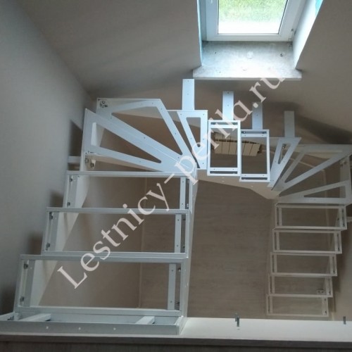 Металлокаркас для лестницы трехмаршевый КО-6 - 5