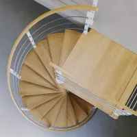 Винтовая лестница  с деревянными ступенями Lira Line White
