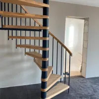 Винтовая лестница  с деревянными ступенями  Lira Dense Black